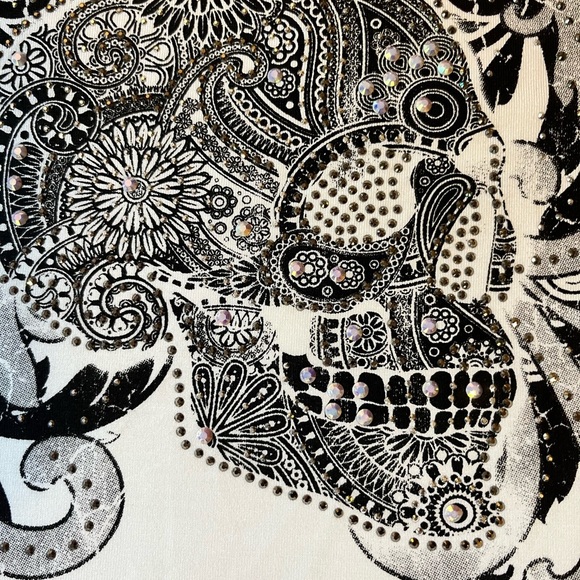 Vocal Apparel Cut Out Top with Skulls and Stone - NWT - Picture 5 of 6